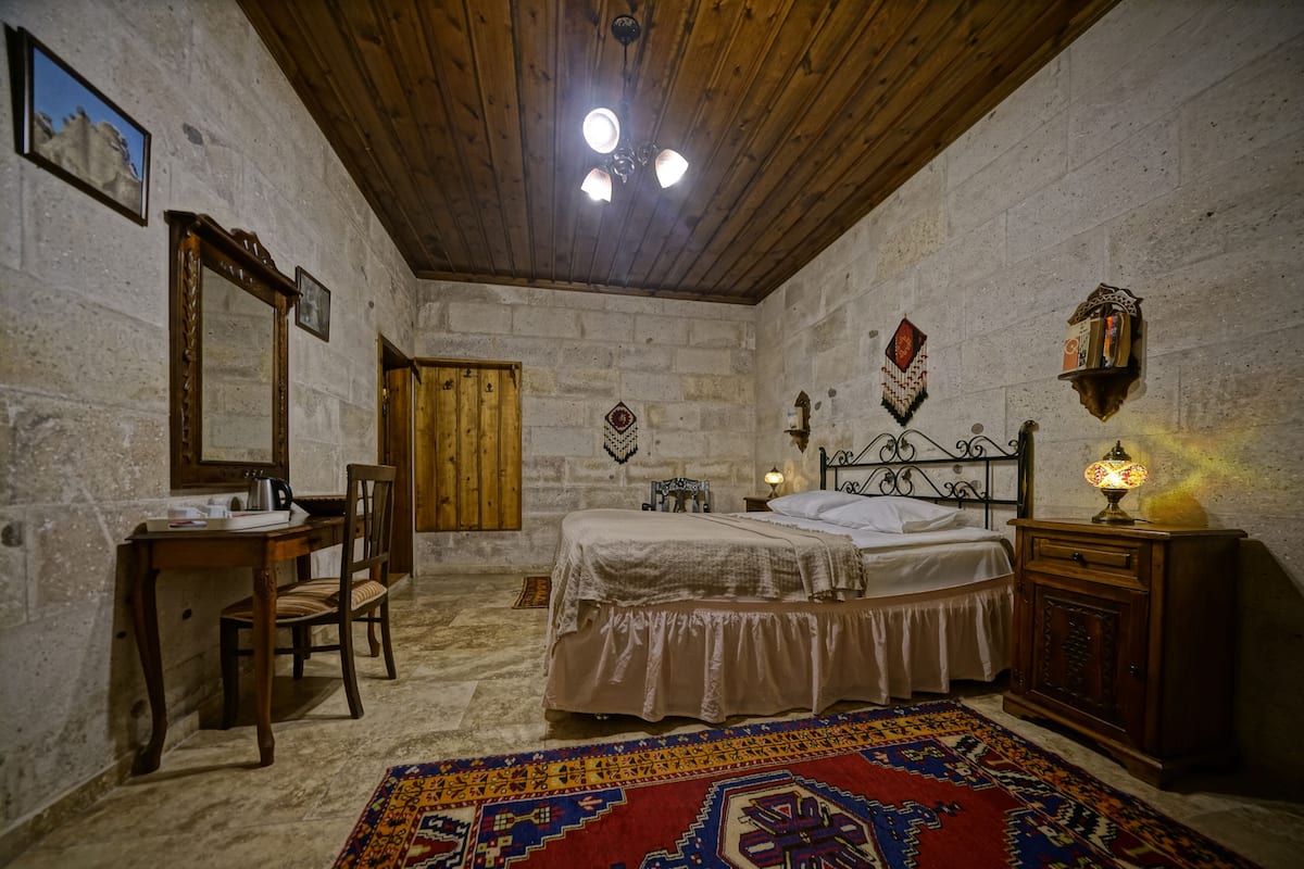 Standard Room, 1 Bedroom | In-room safe, desk, laptop workspace, soundproofing