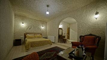 Kaya Superior Deluxe Oda | Brankas, meja kerja, ruang kerja ramah laptop, dan kedap suara