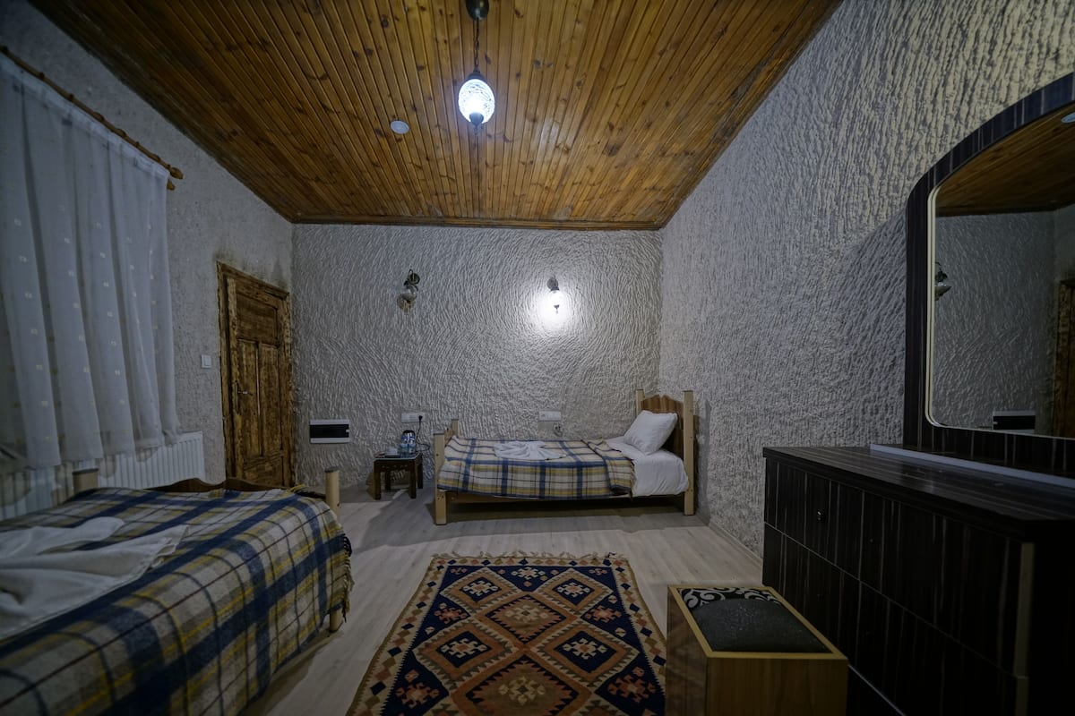 Deluxe Twin Room | In-room safe, desk, laptop workspace, soundproofing