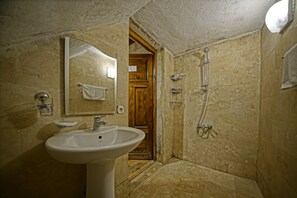 Standard Twin Room | Bathroom | Shower, free toiletries, slippers, towels - Gerdis Evi (Nevsehir)