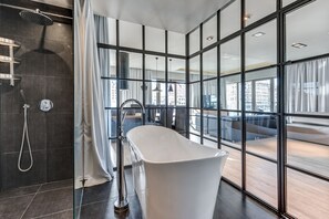Shower, hair dryer, towels - Apartinfo Waterlane Apartments (Gdansk)