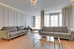 Deluxe Apartment, 1 Bedroom, Balcony, River View (without parking) D1A | 客廳 | 40-吋 LCD 液晶電視、有線頻道、電視