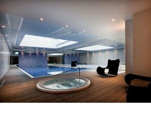 Indoor spa tub