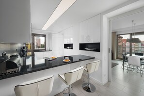 Deluxe Apartment, 2 Bedrooms, River View (without parking) E24 | Private kitchenette