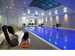 室內游泳池，提供日光浴躺椅