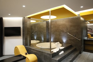 Suite Premium, bañera de hidromasaje | Ropa de cama de alta calidad y edredones de plumas