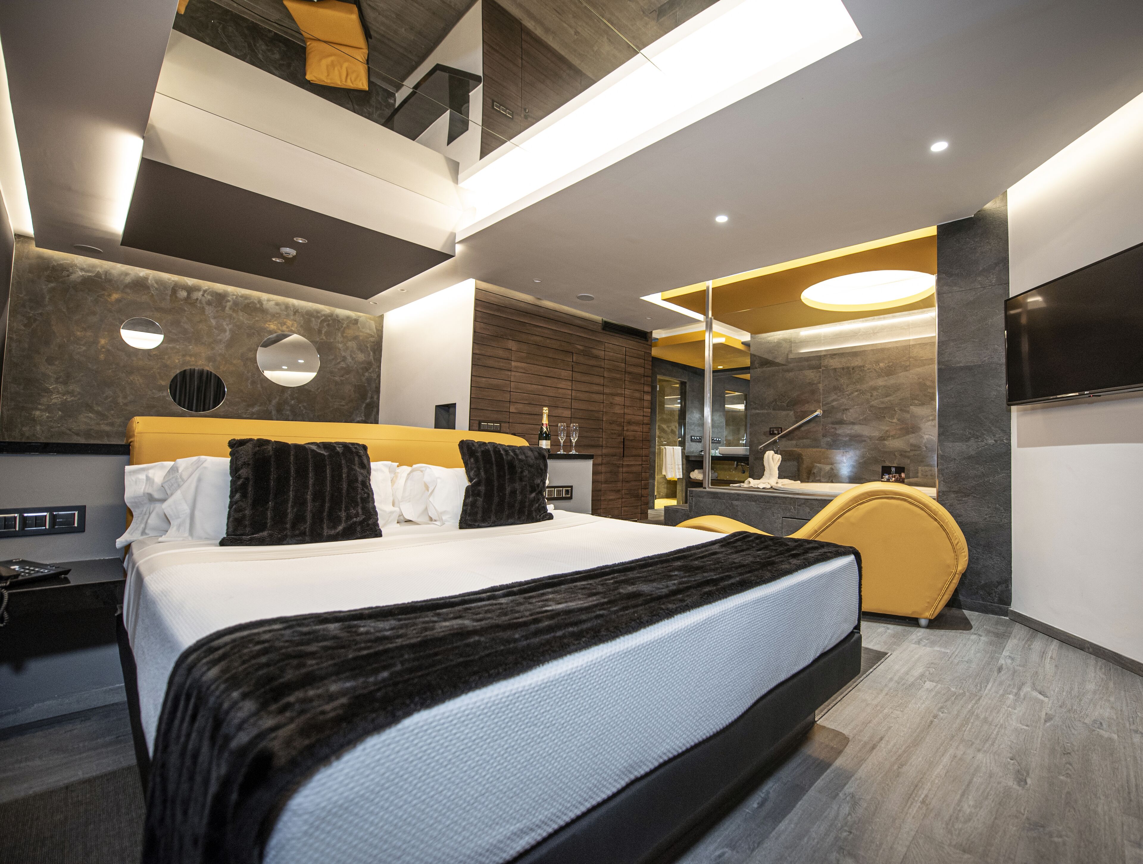 premium suite, jetted tub | premium bedding, down duvets, pillow-top beds, in-room safe