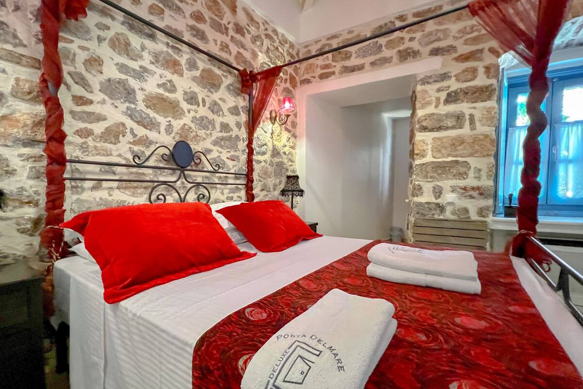 Design Studio Suite | 1 bedroom, premium bedding, down comforters, in-room safe
