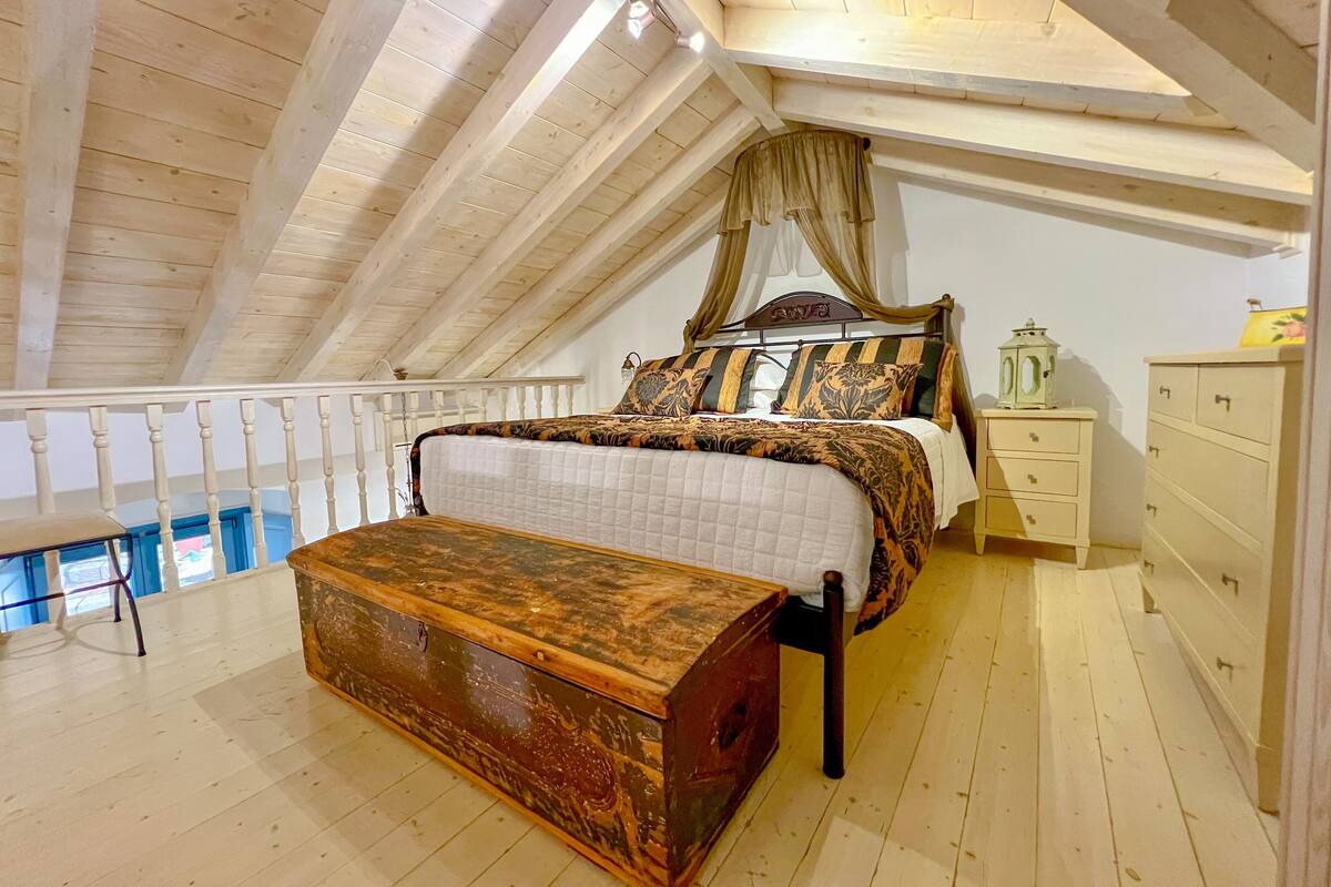 Deluxe Loft | Premium bedding, down comforters, in-room safe, desk