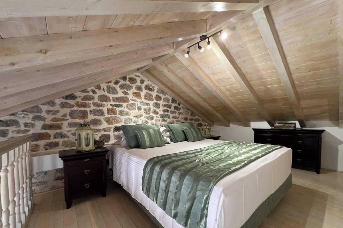 Deluxe Loft, 1 Bedroom | Premium bedding, down comforters, in-room safe, desk