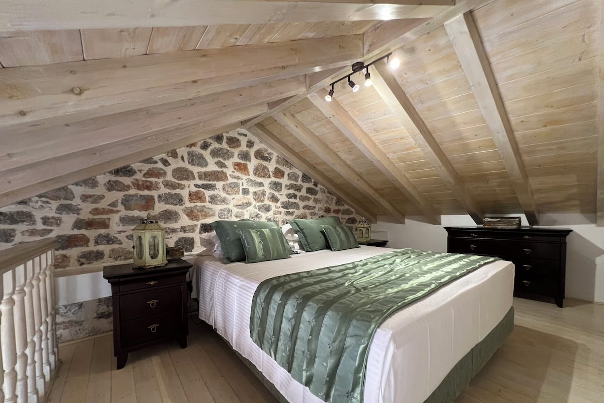 Deluxe Loft, 1 Bedroom | 1 bedroom, premium bedding, down comforters, in-room safe
