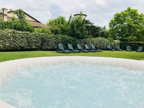 Outdoor spa tub - Residence Ca' dei Dogi (Martellago)