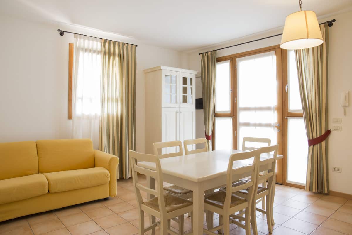 Apartment, Garden Area (4 pax) | Living area | TV