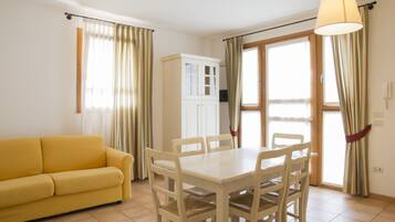 Apartment, Garden Area (4 pax) | Living area | TV