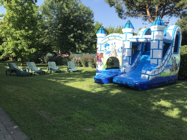 Children’s play area – outdoor