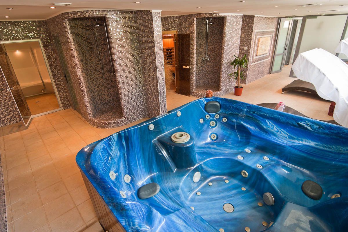 Indoor spa tub