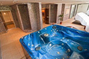 Indoor spa tub - Hotel Cleopatra (Saturn)