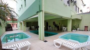 Alberca techada y alberca al aire libre