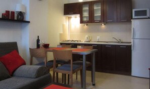 Kjøleskap, mikrobølgeovn, espressomaskin og kaffetrakter/tekoker