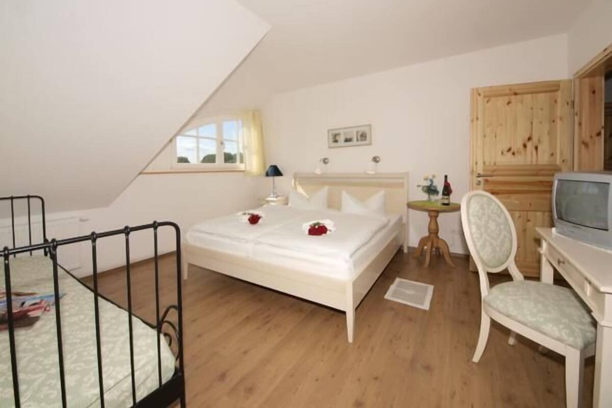 Kahden hengen design-huone, 1 suuri parisänky | Työpöytä