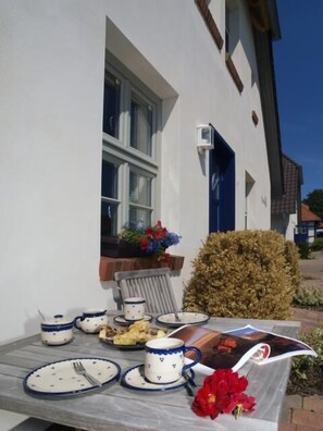 Breakfast, lunch, dinner served; Regional cuisine, al fresco dining