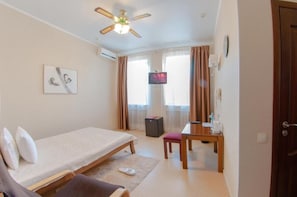 Ropa de cama hipoalergénica, colchones viscoelásticos, minibar