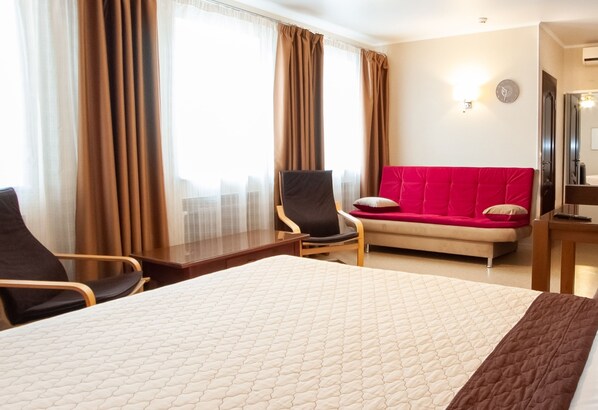 Deluxe Double Room | Hypo-allergenic bedding, memory-foam beds, minibar, in-room safe