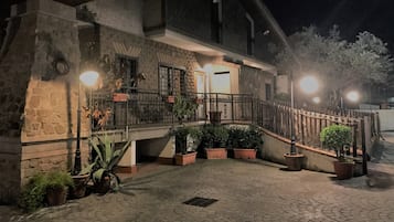 Facciata della struttura - sera/notte