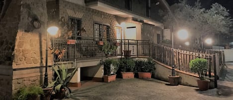 Fassade der Unterkunft – Abend/Nacht