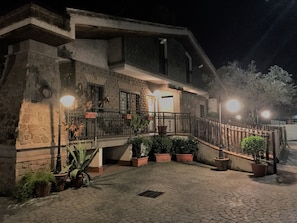 Façade de l’hébergement - soirée/nuit