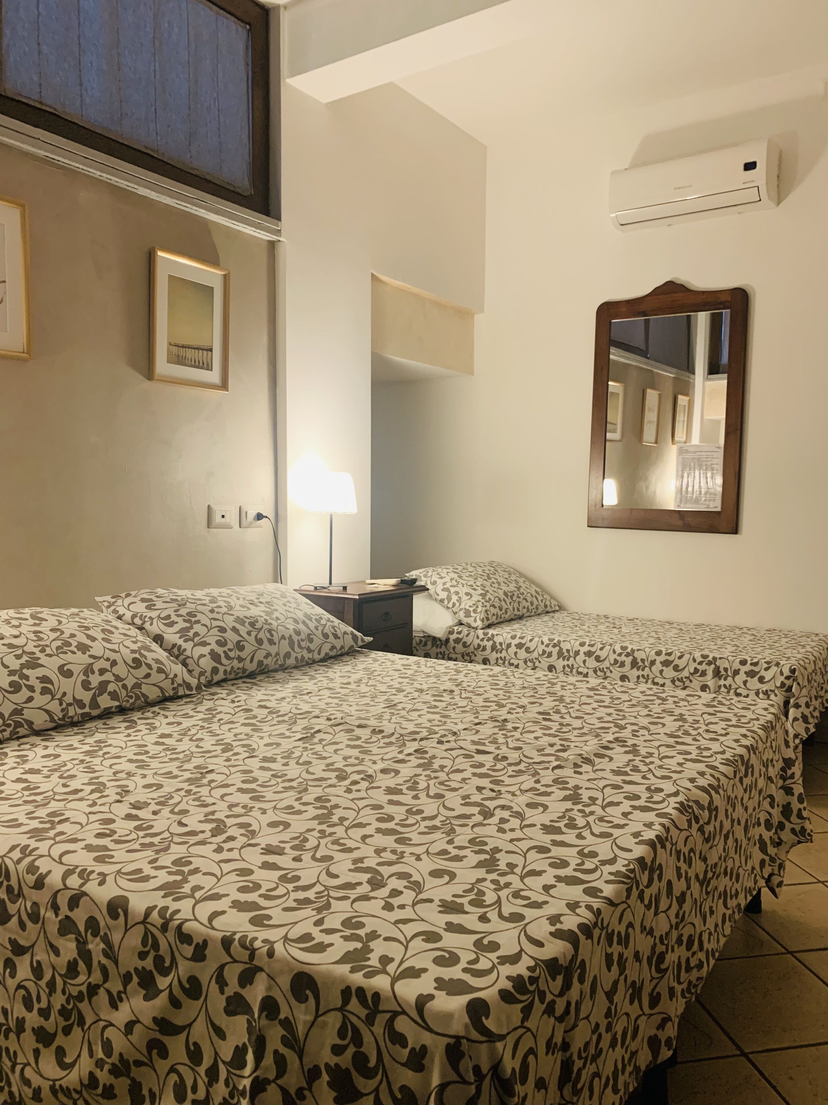 Quarto triplo | Escrivaninha, cortinas blackout, ferros/tábuas de passar roupa