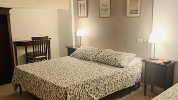 Camera tripla | Una scrivania, tende oscuranti, ferro/asse da stiro