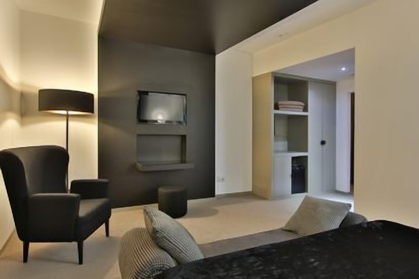 deluxe suite, river view | minibar, in-room safe, desk, blackout curtains