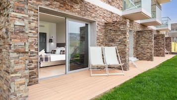 Quarto casal luxo, 1 cama de casal, vista para o rio | Frigobar, cofres nos quartos, escrivaninha, cortinas blackout