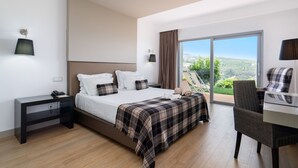 A modern bedroom with a large bed, a desk, and a view of the outdoors. - Delfim Douro Hotel (Lamego)