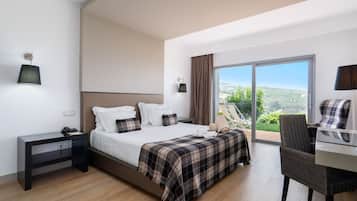 Habitación doble Deluxe, 1 cama matrimonial, vista al río | Minibar, caja de seguridad en la habitación y escritorio