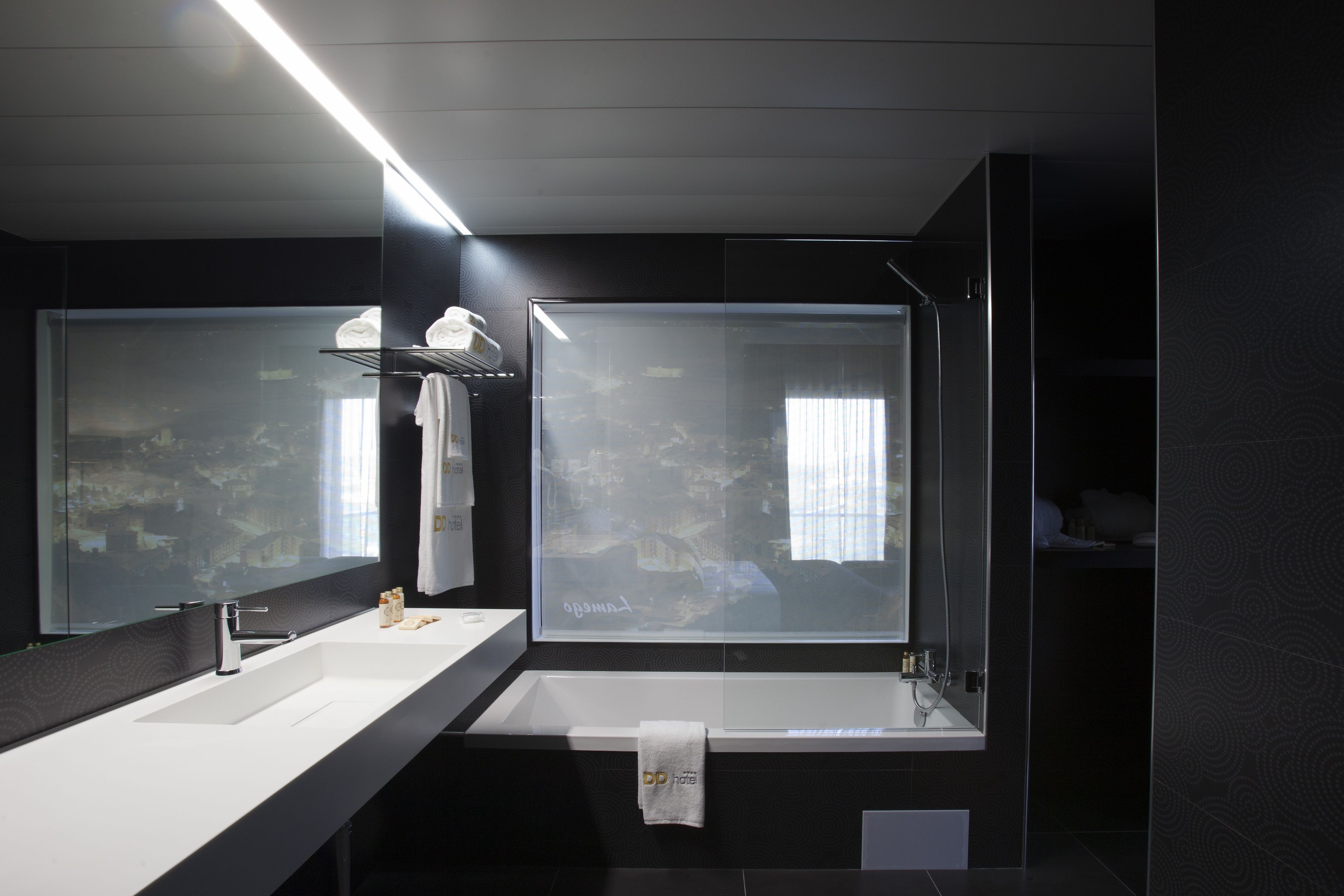 deluxe suite, river view | bathroom | hair dryer, towels, soap, shampoo