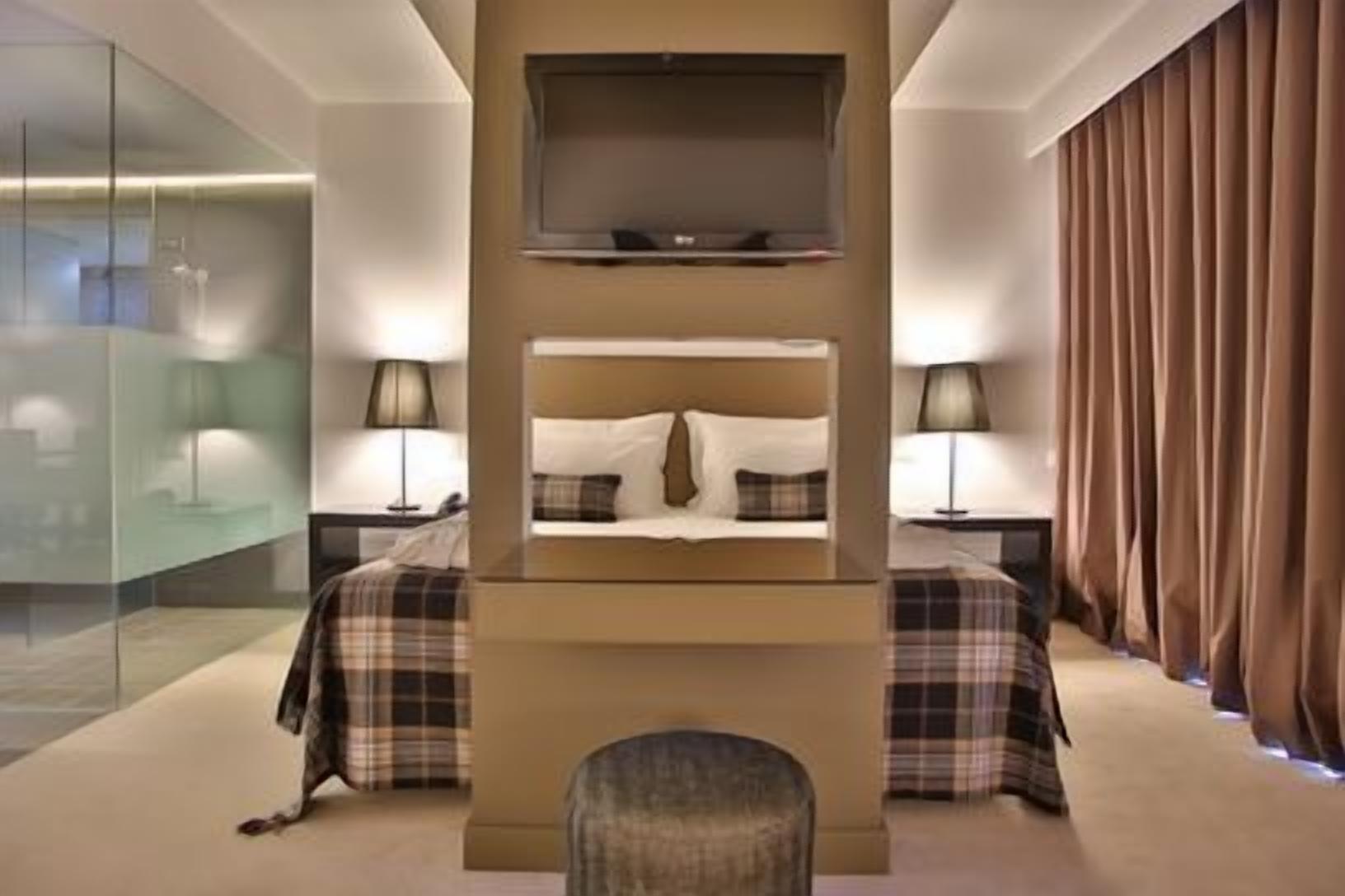 deluxe suite, river view | minibar, in-room safe, desk, blackout curtains