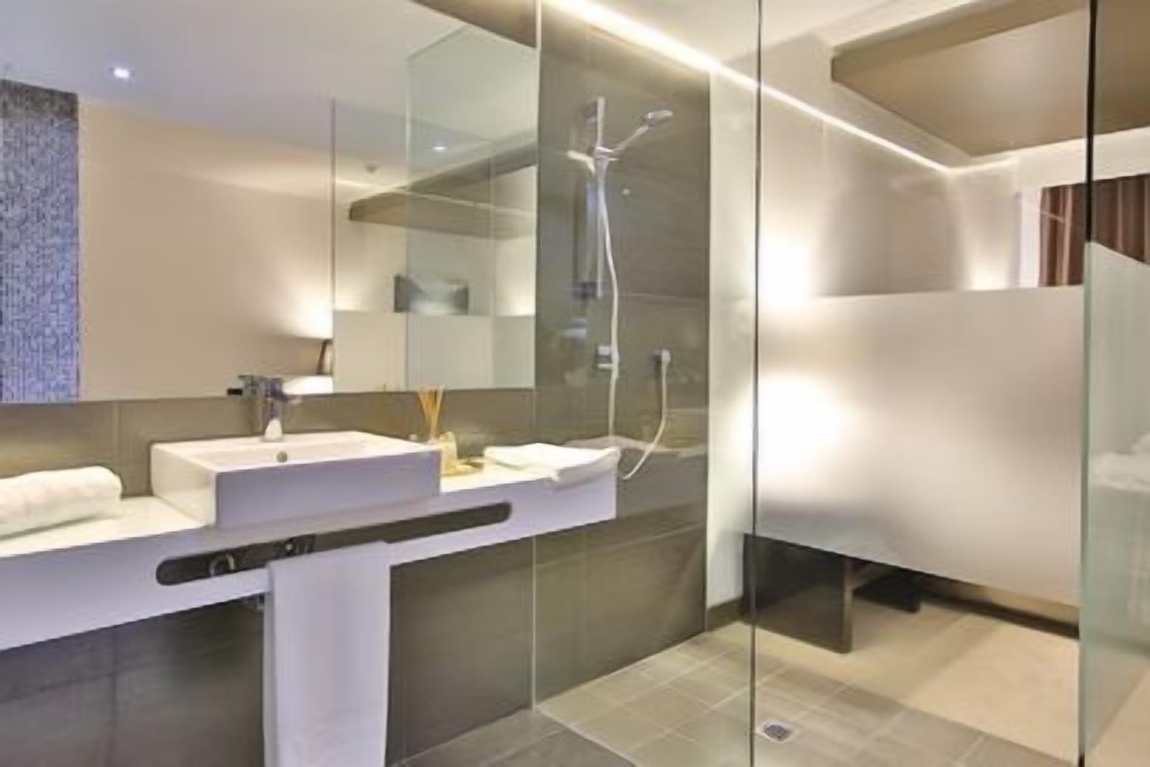 deluxe suite, river view | bathroom | hair dryer, towels, soap, shampoo