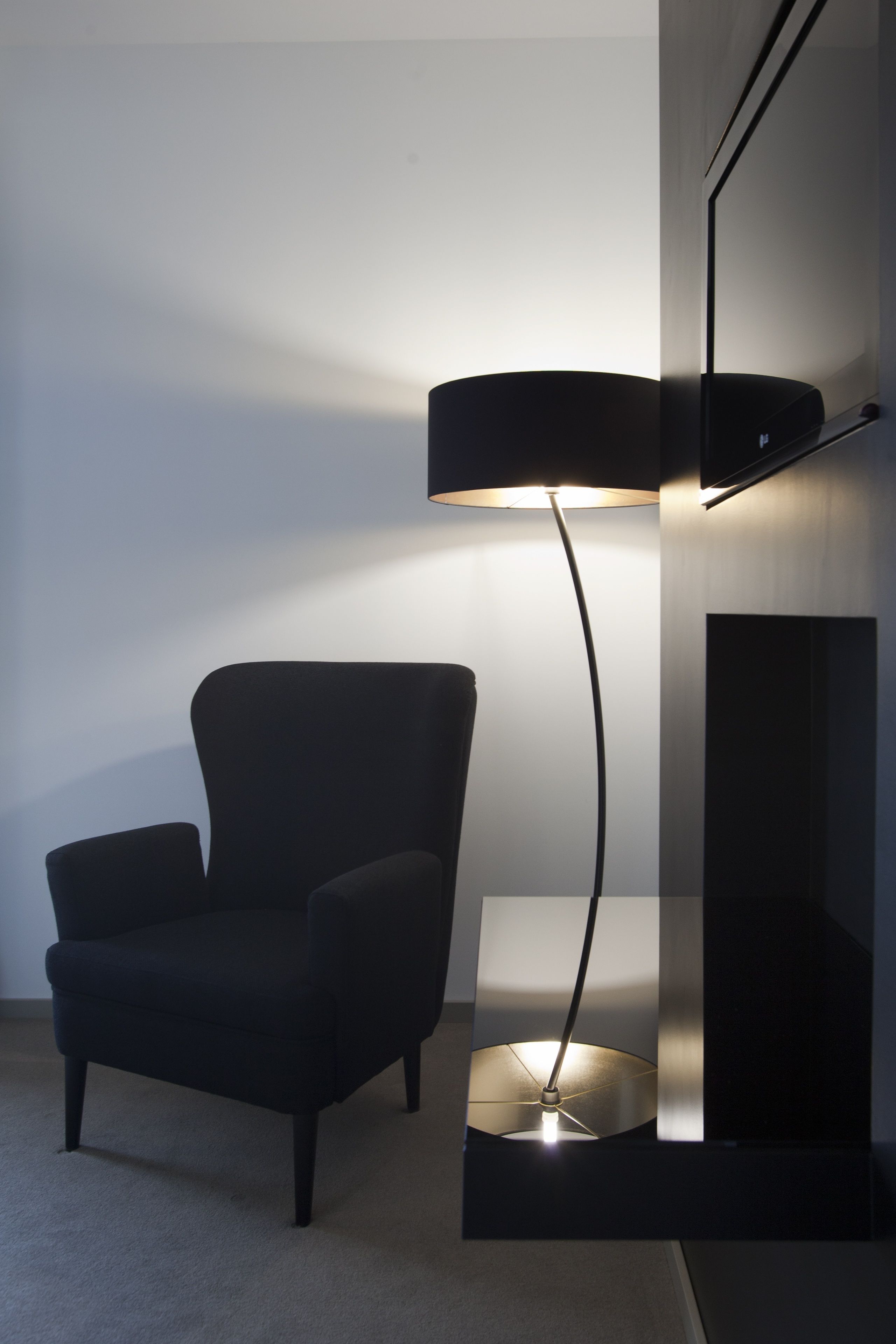 deluxe suite, river view | living area | tv