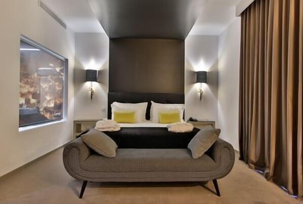 Deluxe Suite, River View | 1 bedroom, minibar, in-room safe, desk