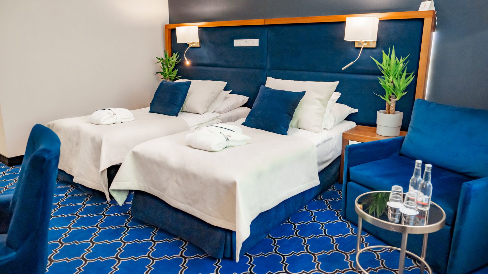 Habitació doble o amb dos llits individuals clàssica | Caixa forta a l'habitació, escriptori i cortines opaques 