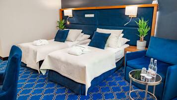 Classic Double or Twin Room | In-room safe, desk, blackout curtains, iron/ironing board
