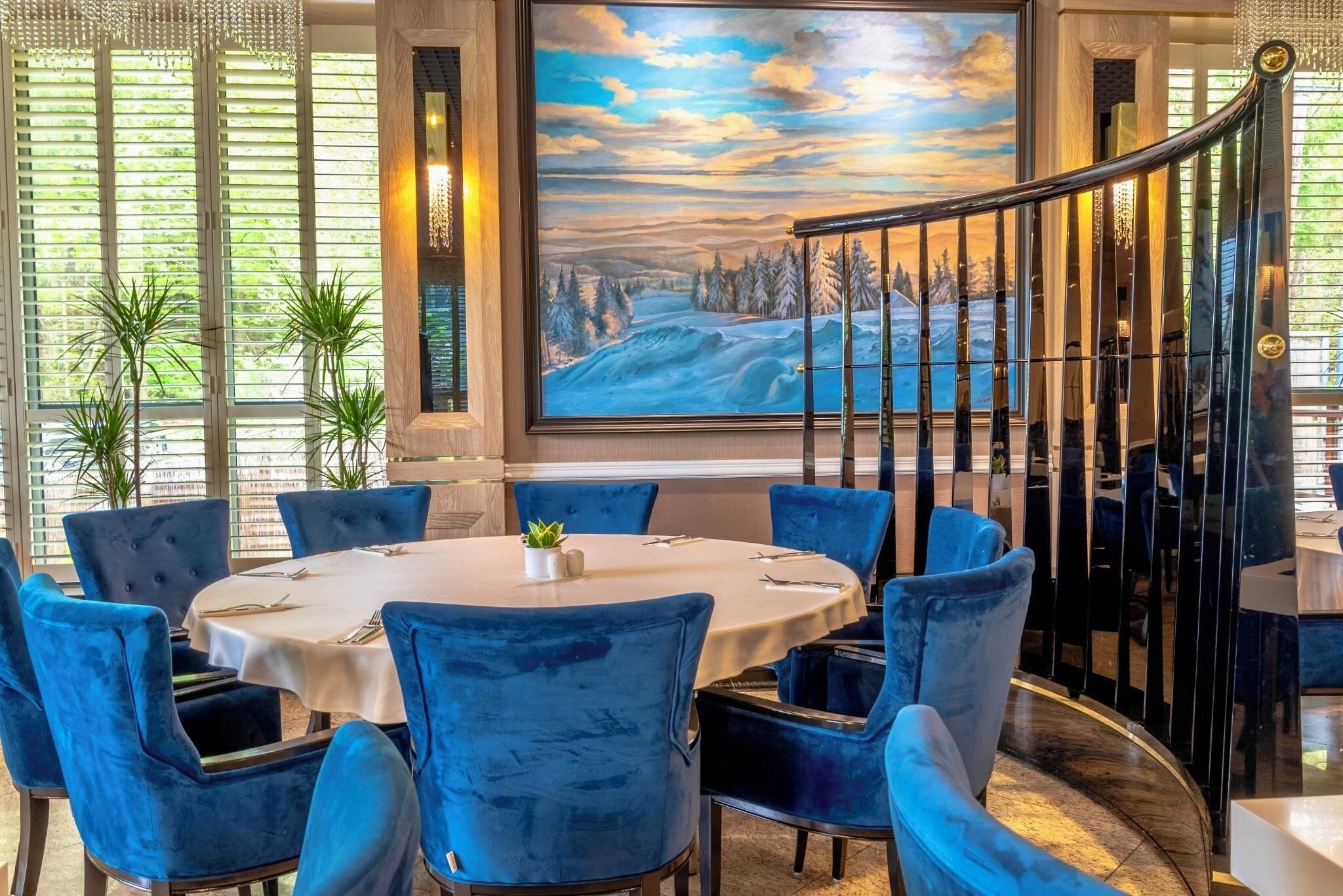 3 restaurants, breakfast, lunch, dinner served; international cuisine