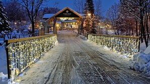 Un sendero cubierto de nieve que conduce a un edificio con un cartel que dice 'Czarny Potok'.