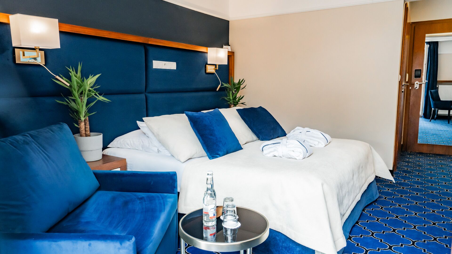 客房內保險箱、書桌、遮光布/窗簾、熨斗/  熨衣板