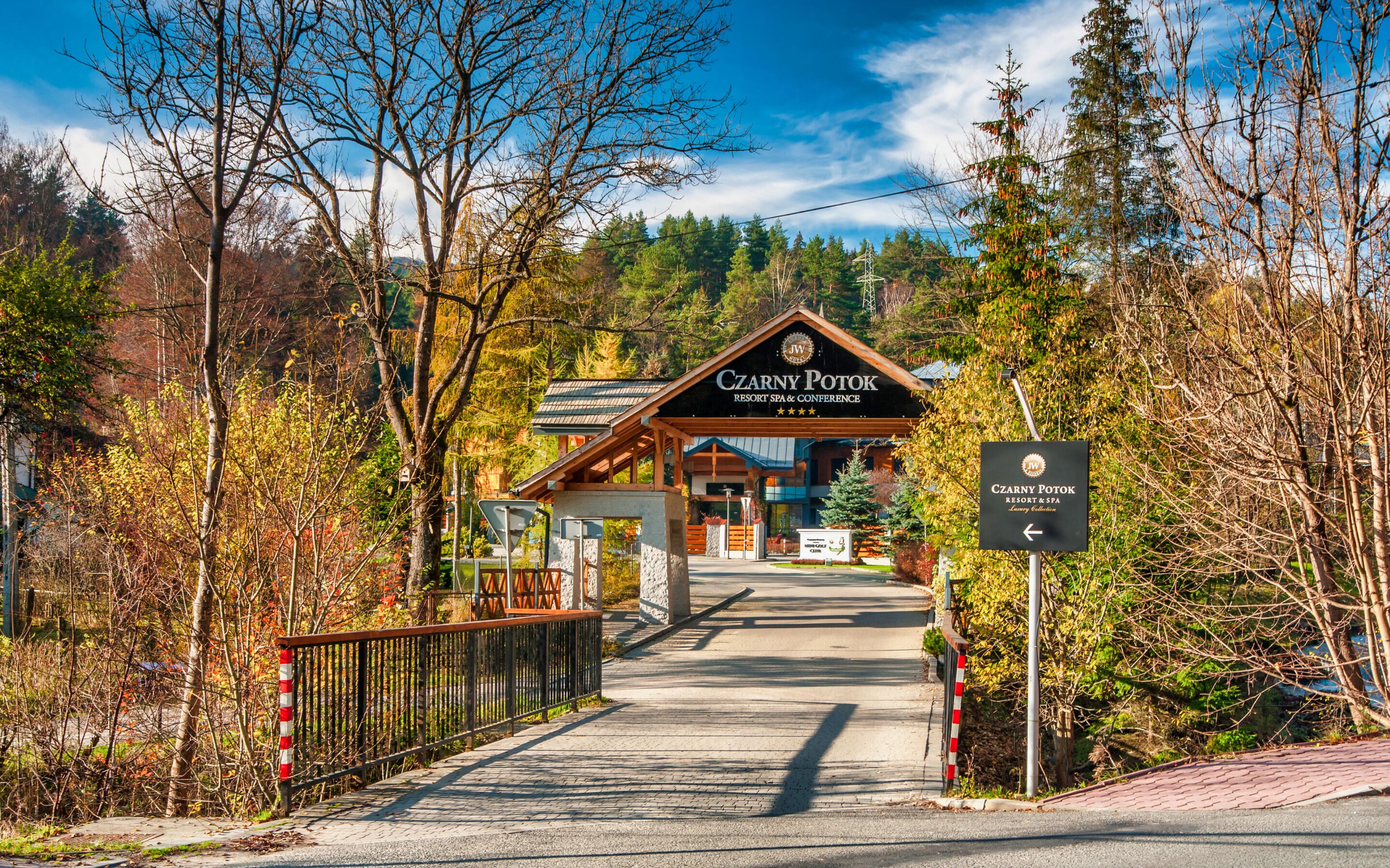 A resort entrance with a sign for 'Czarny Potok Resort & Spa'.