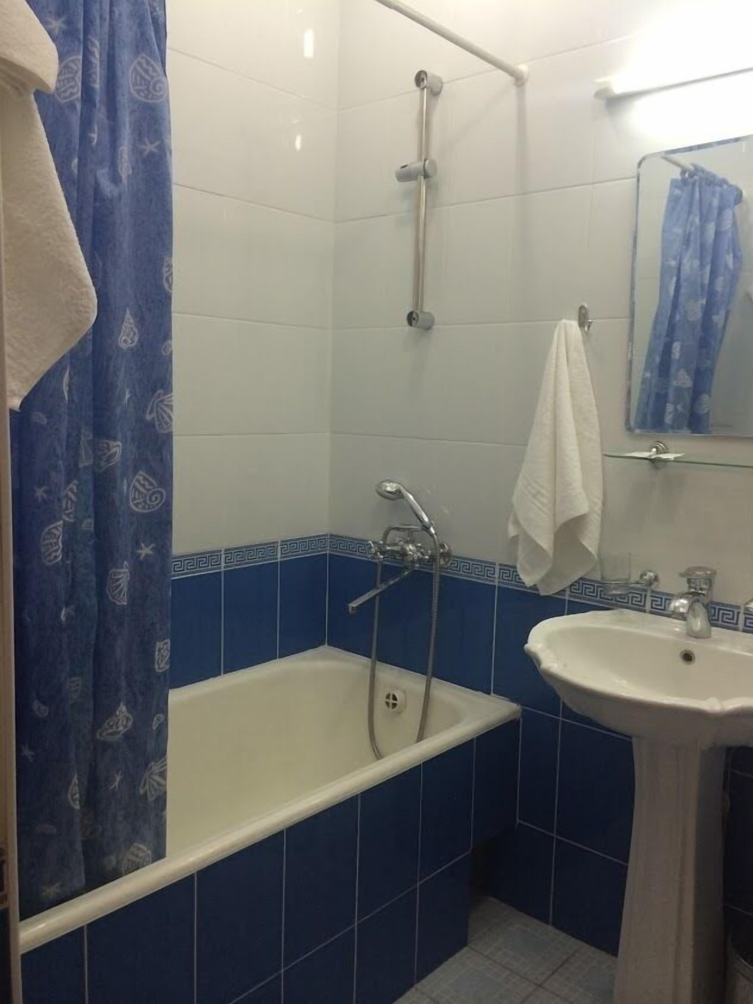 Une salle de bain avec une baignoire, un lavabo et une douche.