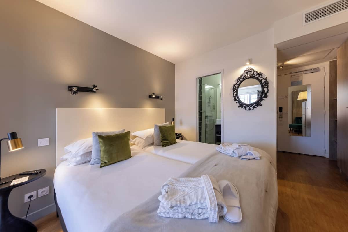 Luxe beddengoed, een minibar, een kluis op de kamer