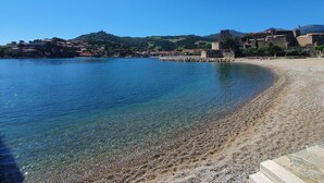 A coastal town with clear waters, a pebble beach, and historic buildings including a castle. - Hôtel & Spa Le Madeloc Collioure Centre (Collioure)